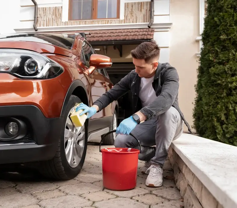 Lavage auto à domicile Saint-Divy : professionnel intervenant sur un véhicule